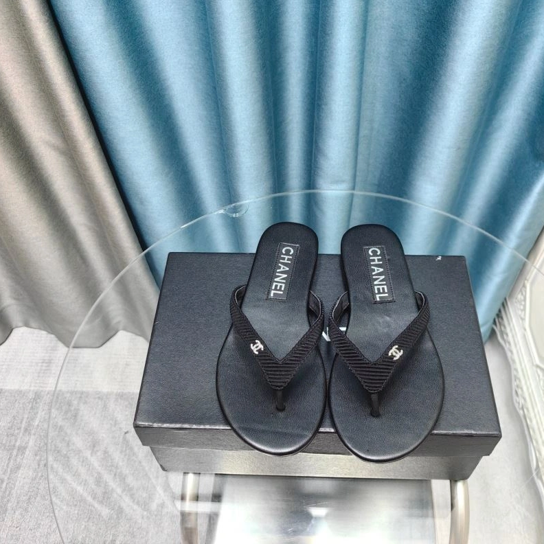 Versatile Chxnxl Slippers 122559