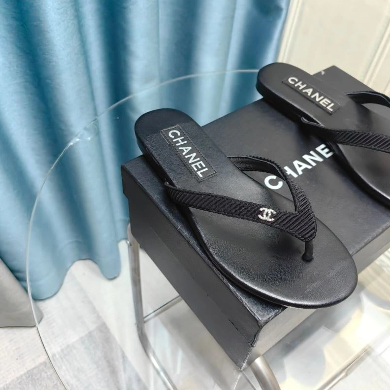 Versatile Chxnxl Slippers 122559