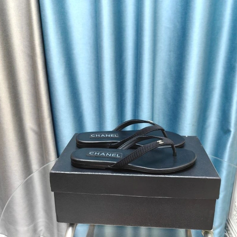 Versatile Chxnxl Slippers 122559