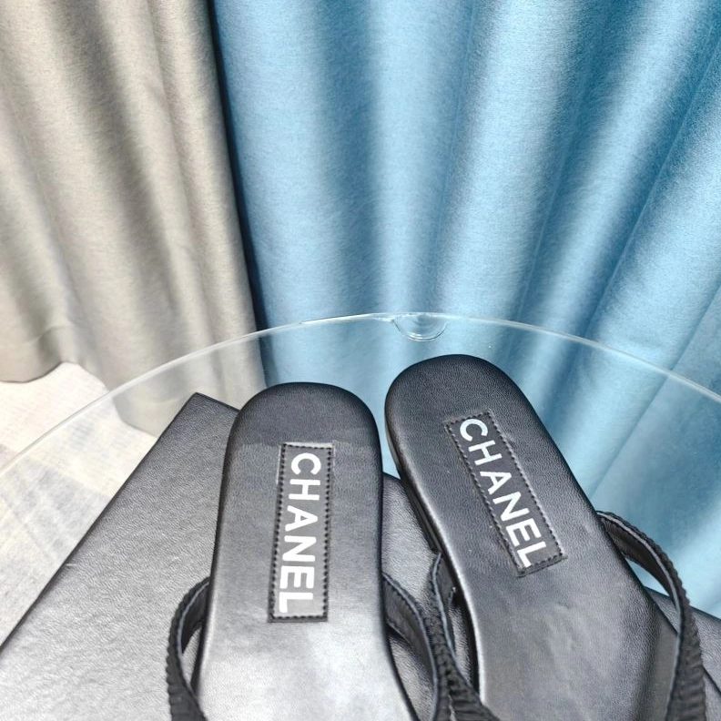 Versatile Chxnxl Slippers 122559