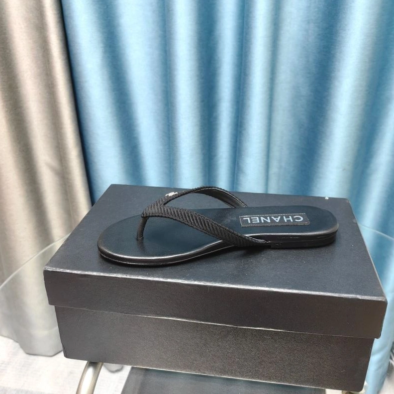 Versatile Chxnxl Slippers 122559