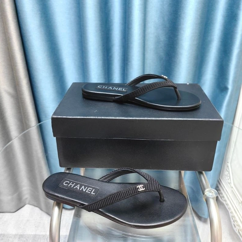 Versatile Chxnxl Slippers 122559