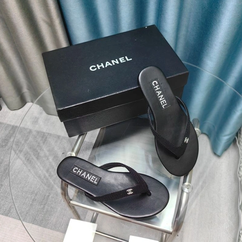 Versatile Chxnxl Slippers 122559