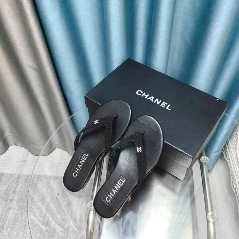 Versatile Chxnxl Slippers 122559