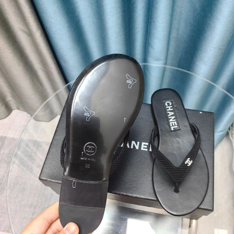 Versatile Chxnxl Slippers 122559