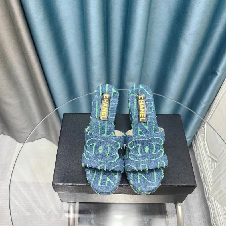 Versatile Chxnxl Slippers 122537