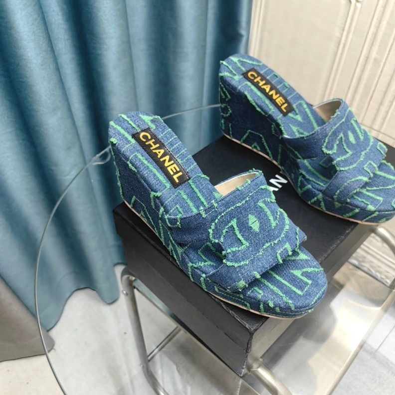 Versatile Chxnxl Slippers 122537