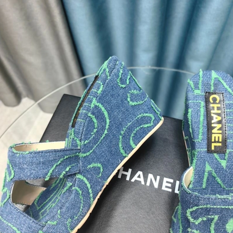 Versatile Chxnxl Slippers 122537