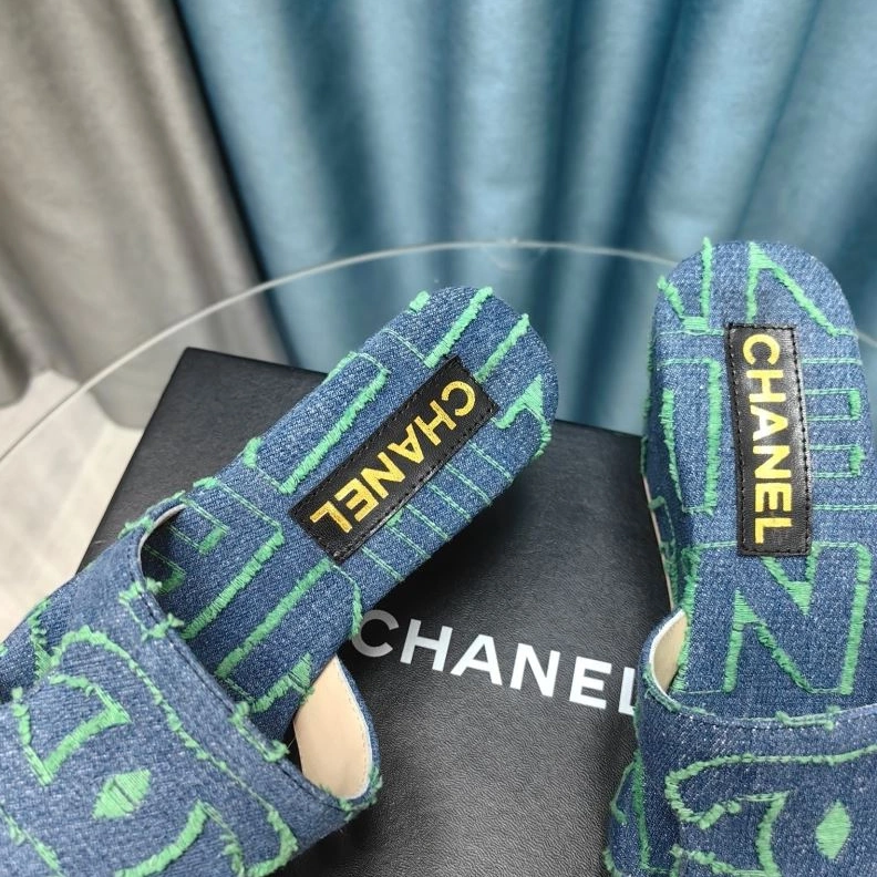 Versatile Chxnxl Slippers 122537