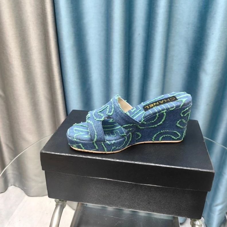 Versatile Chxnxl Slippers 122537