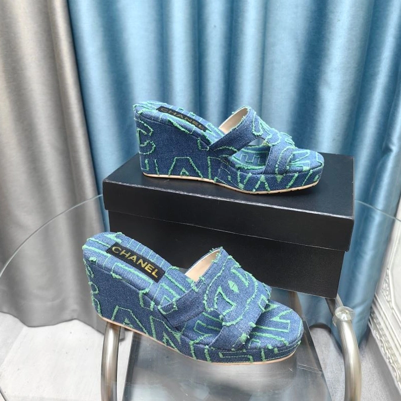 Versatile Chxnxl Slippers 122537