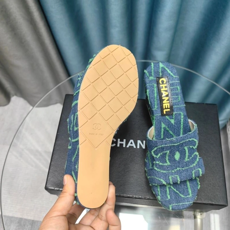 Versatile Chxnxl Slippers 122537