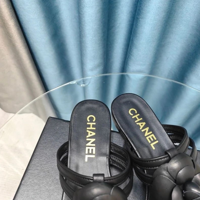 Minimalist Chxnxl Slippers 122558