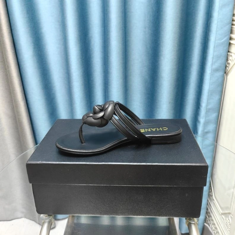 Minimalist Chxnxl Slippers 122558