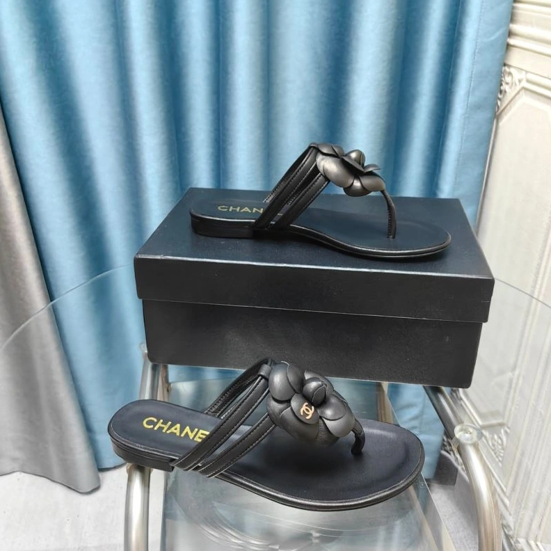 Minimalist Chxnxl Slippers 122558