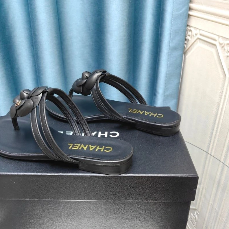 Minimalist Chxnxl Slippers 122558