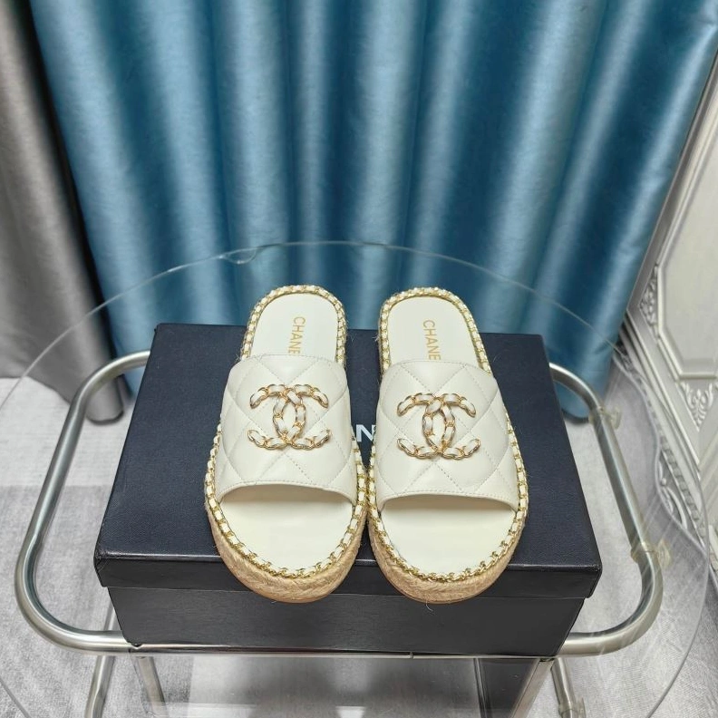 WellDesigned Chxnxl Slippers 122526