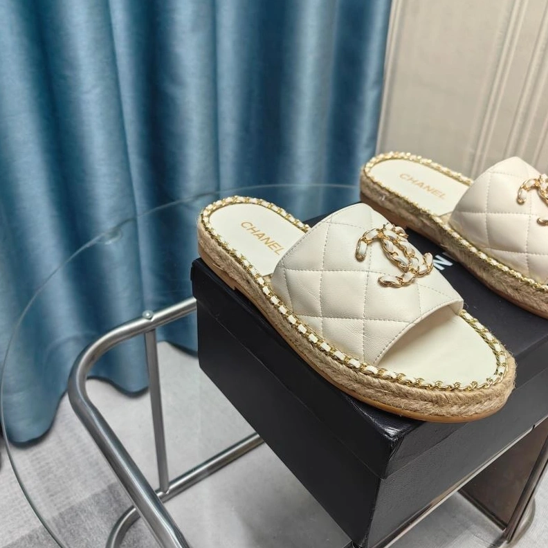 WellDesigned Chxnxl Slippers 122526