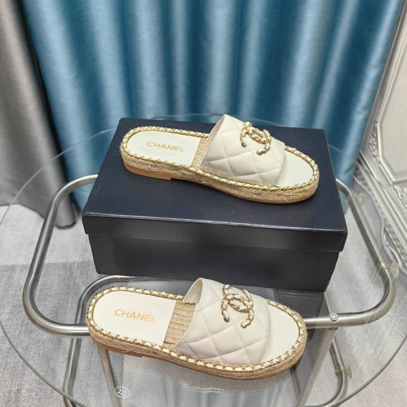 WellDesigned Chxnxl Slippers 122526