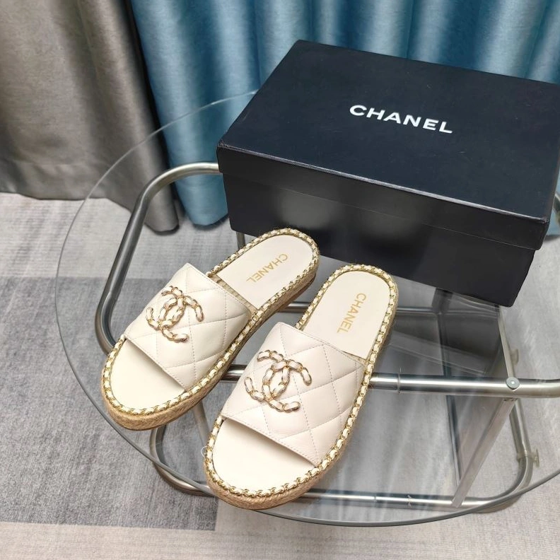 WellDesigned Chxnxl Slippers 122526