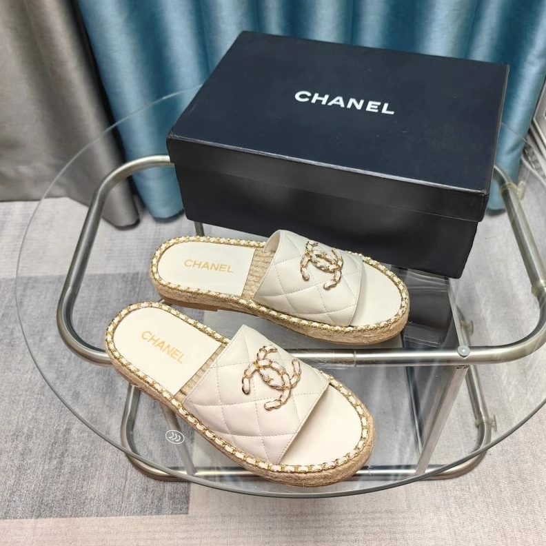 WellDesigned Chxnxl Slippers 122526