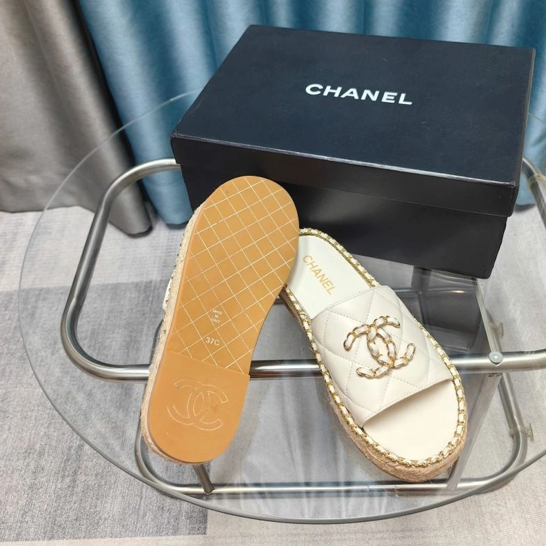 WellDesigned Chxnxl Slippers 122526