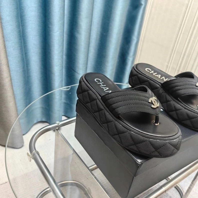 Stylish Chxnxl Slippers 122522