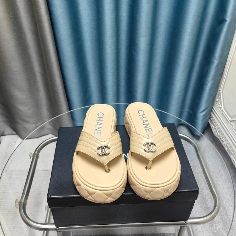 Stylish Chxnxl Slippers 122520