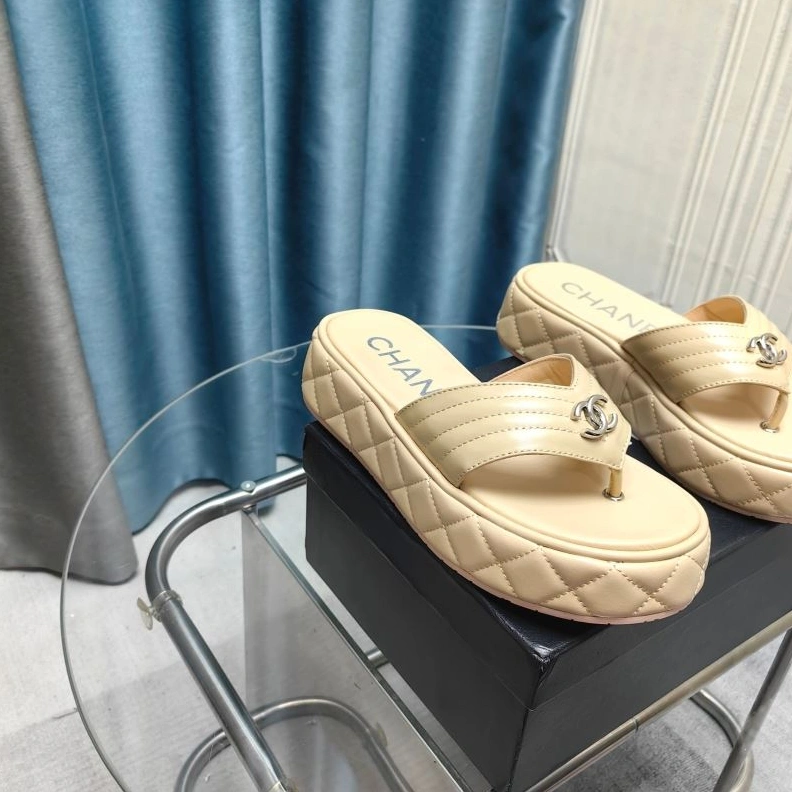 Stylish Chxnxl Slippers 122520