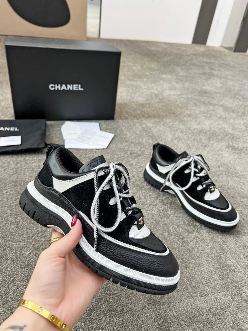 Sleek Chxnxl Sneakers 122230