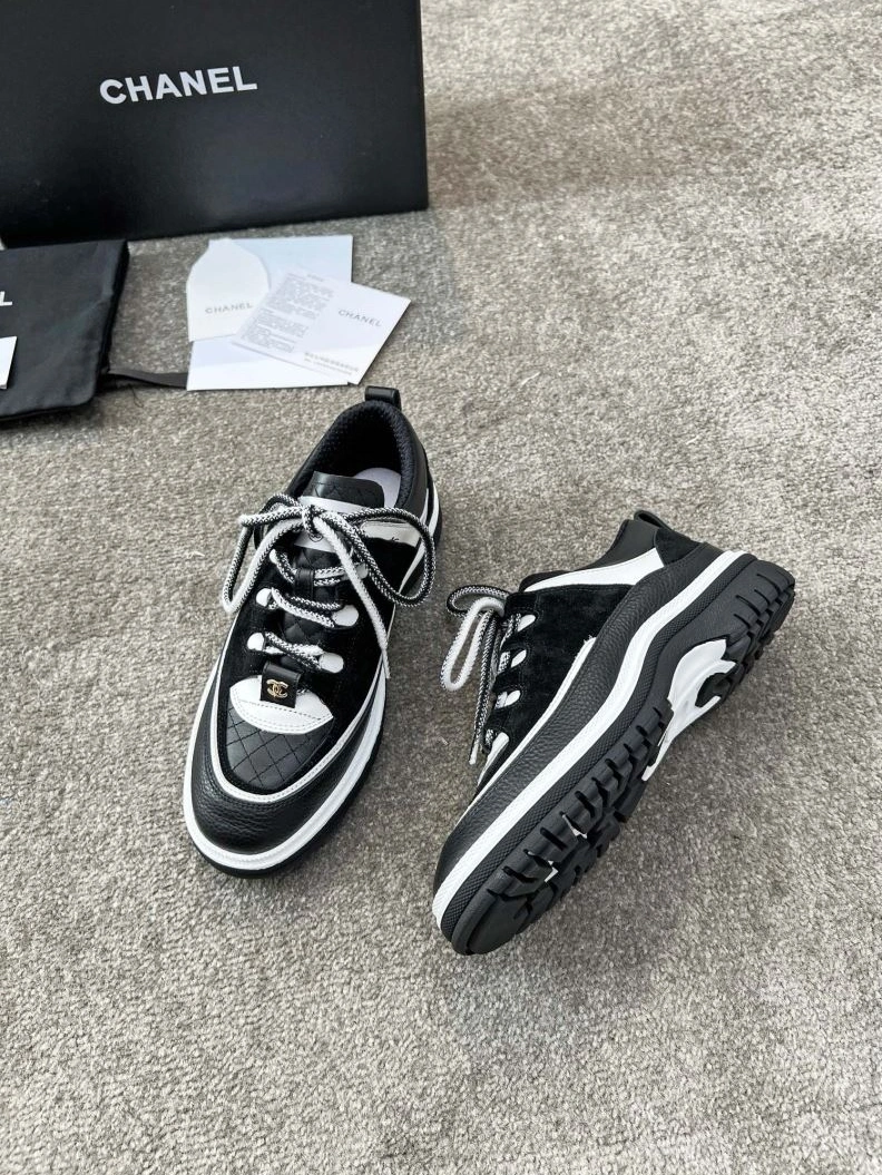 Sleek Chxnxl Sneakers 122230