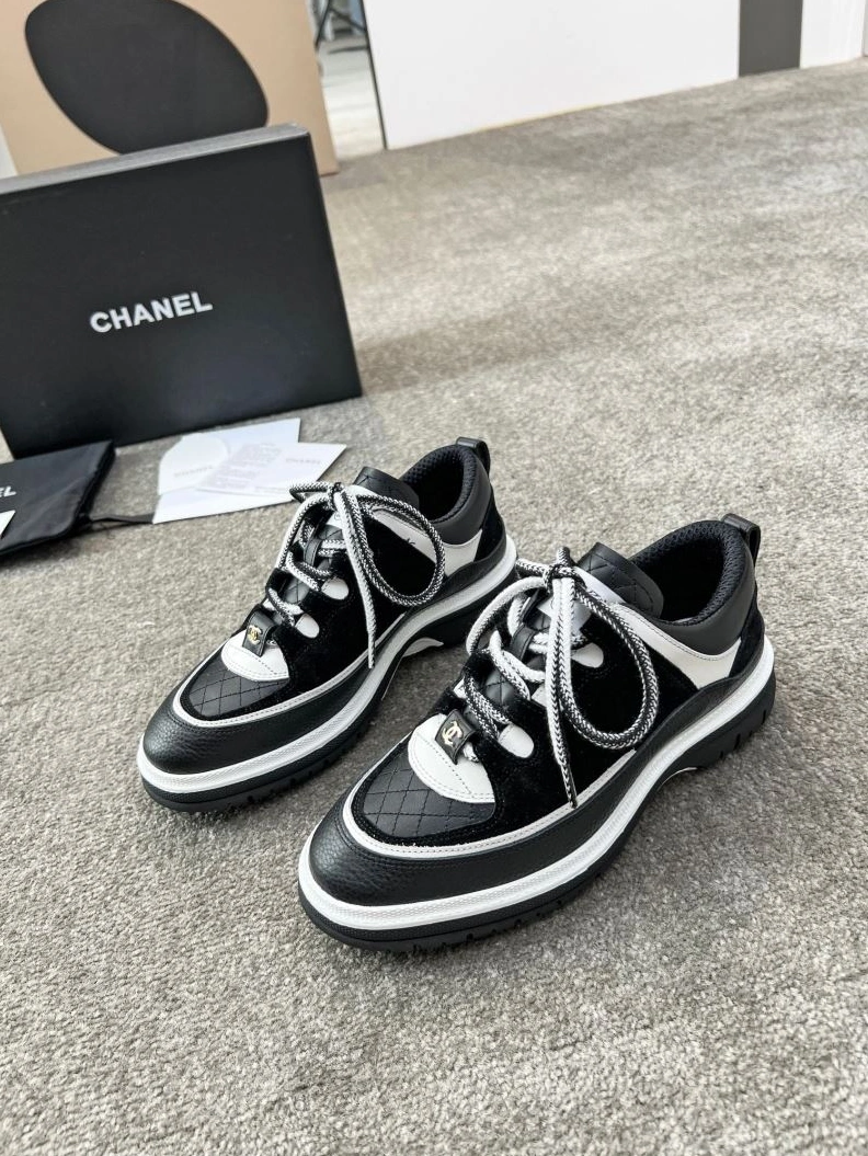 Sleek Chxnxl Sneakers 122230