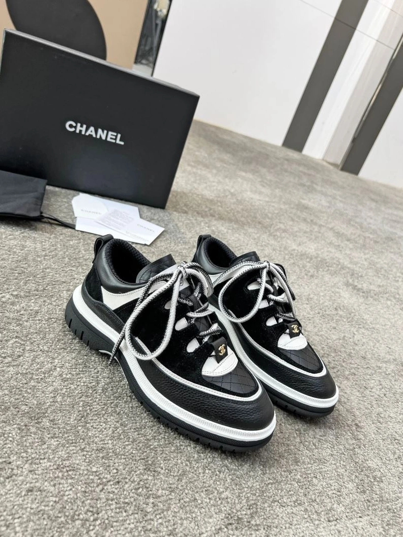 Sleek Chxnxl Sneakers 122230