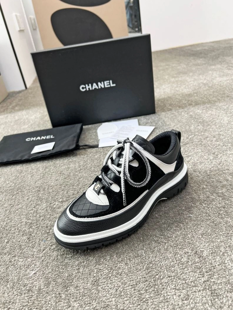 Sleek Chxnxl Sneakers 122230