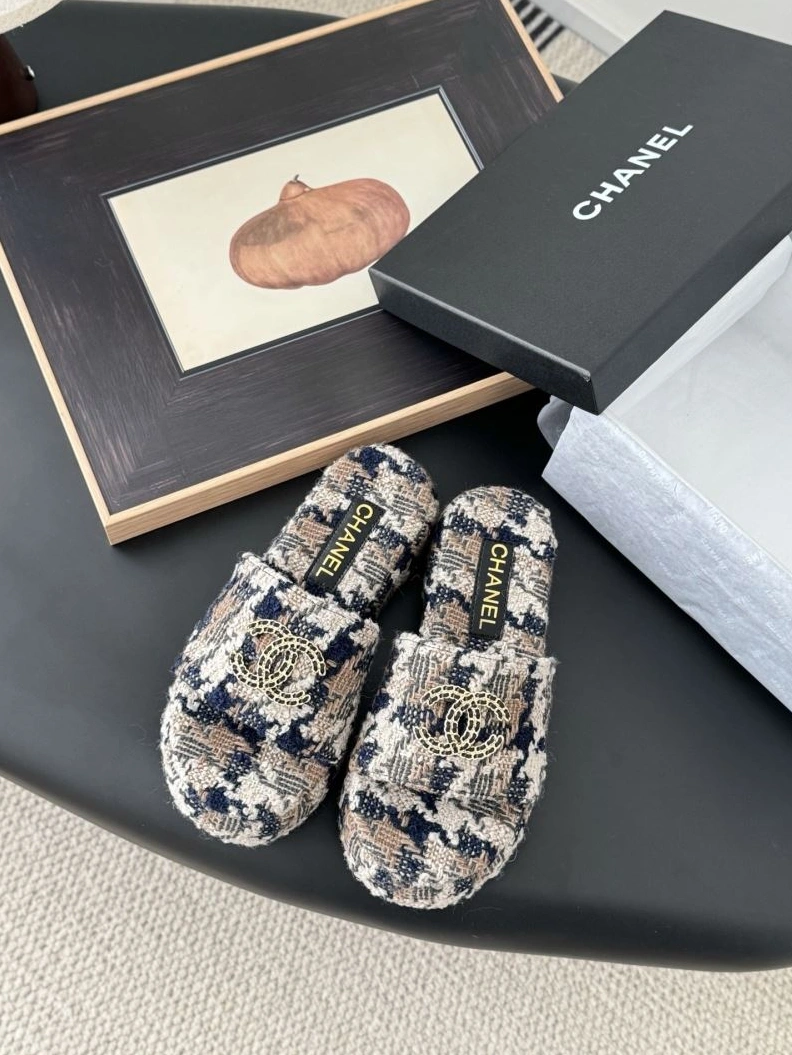 Unique Chxnxl Slippers 122508