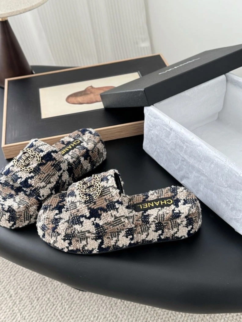 Unique Chxnxl Slippers 122508