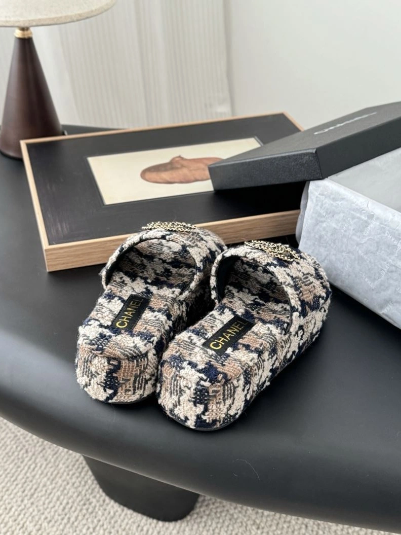 Unique Chxnxl Slippers 122508