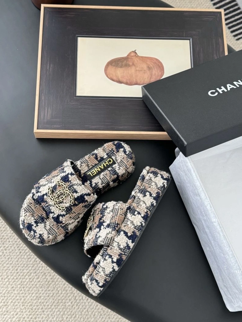 Unique Chxnxl Slippers 122508