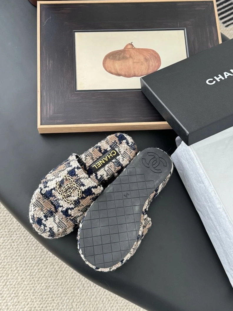 Unique Chxnxl Slippers 122508