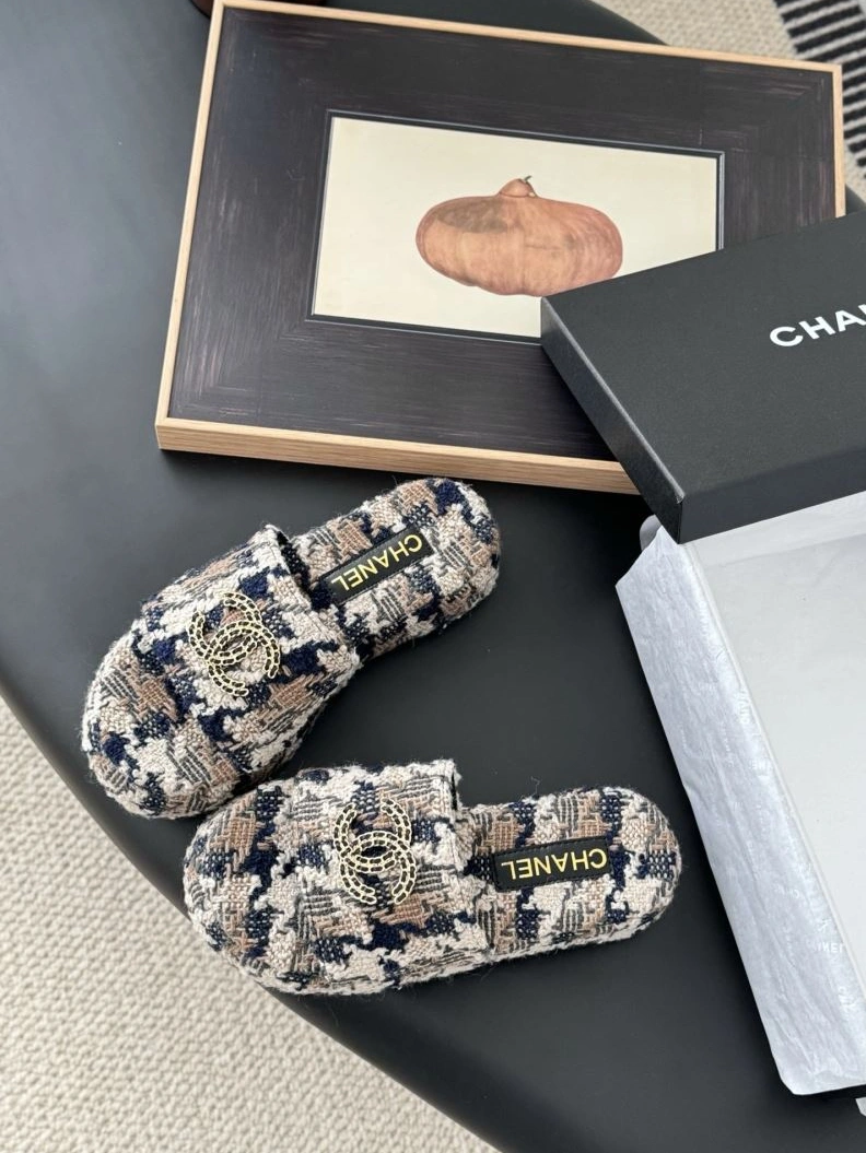 Unique Chxnxl Slippers 122508