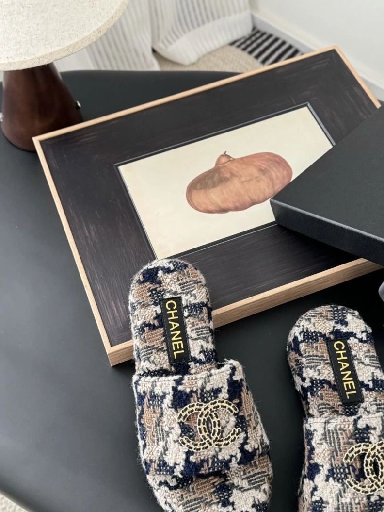 Unique Chxnxl Slippers 122508