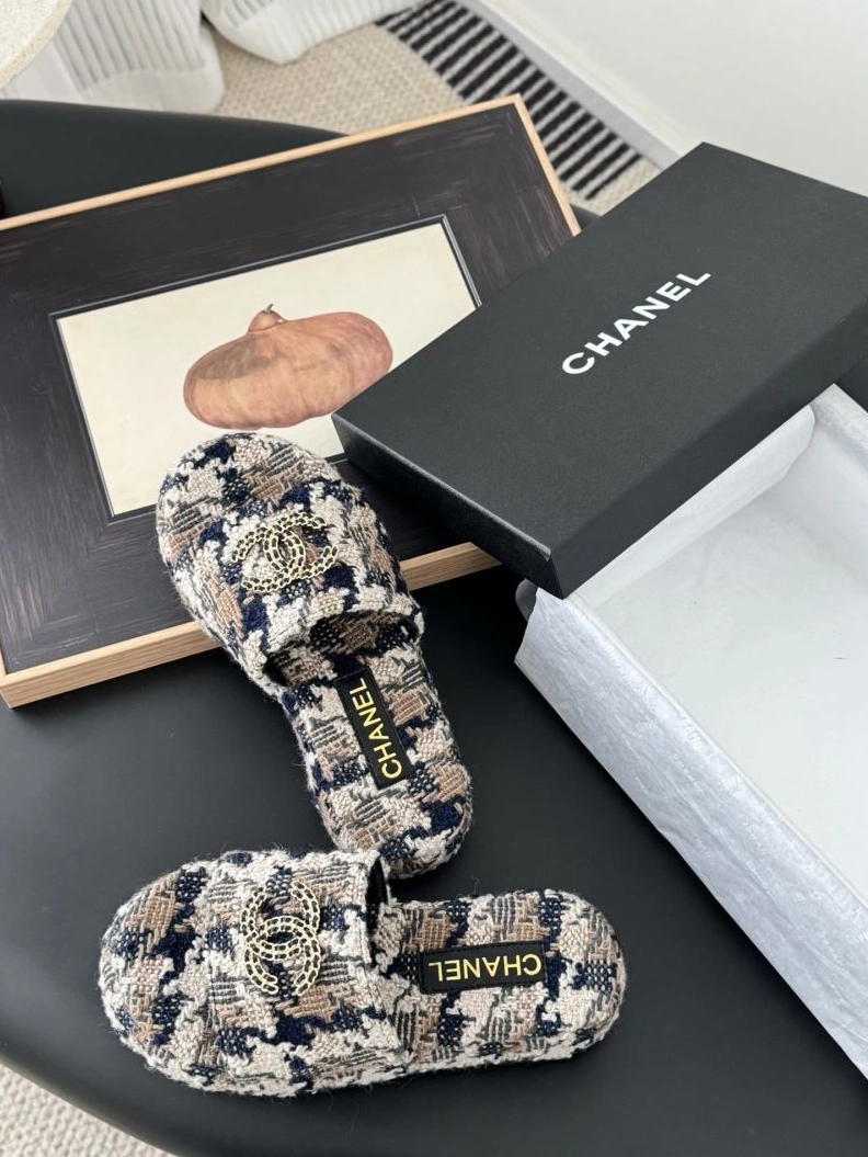 Unique Chxnxl Slippers 122508