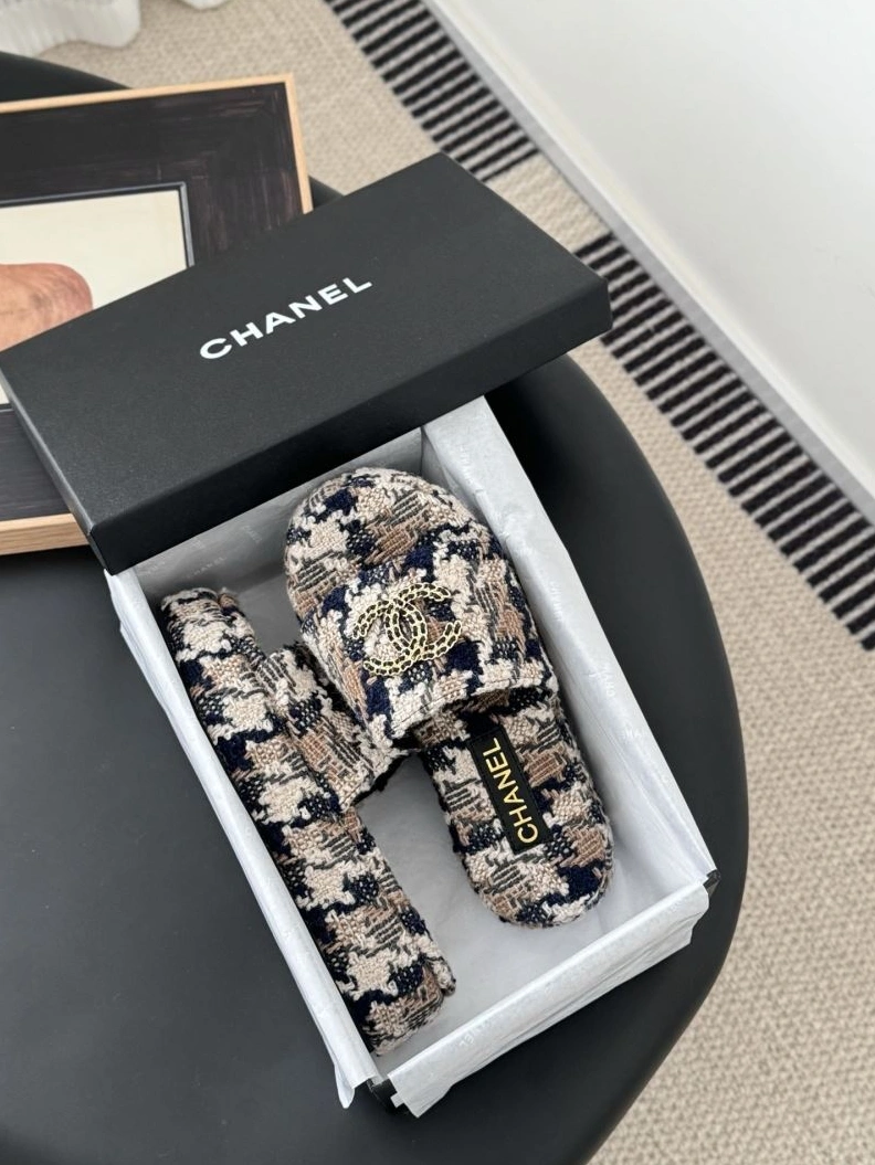 Unique Chxnxl Slippers 122508