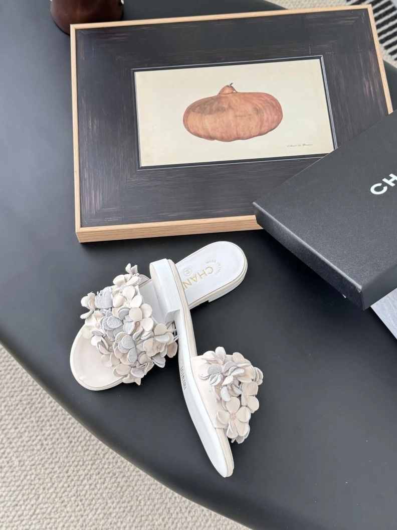 Minimalist Chxnxl Slippers 122486