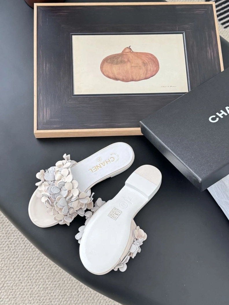 Minimalist Chxnxl Slippers 122486