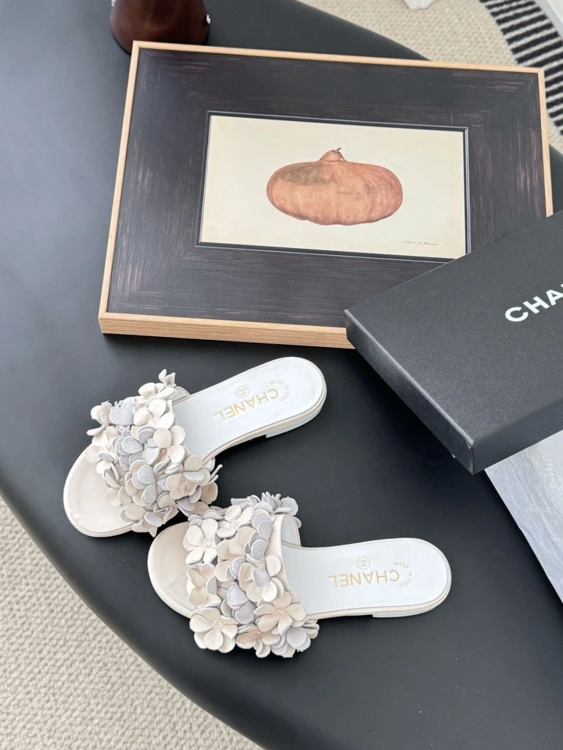 Minimalist Chxnxl Slippers 122486