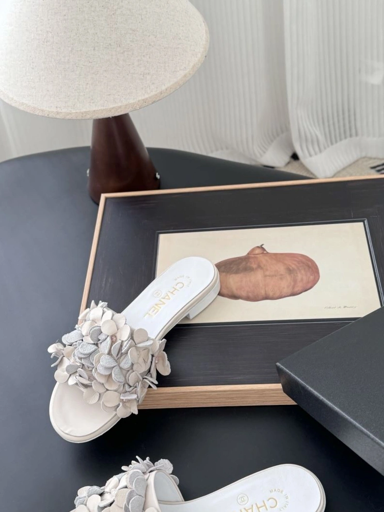 Minimalist Chxnxl Slippers 122486
