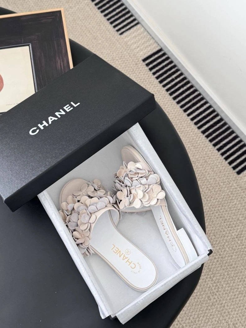Minimalist Chxnxl Slippers 122486