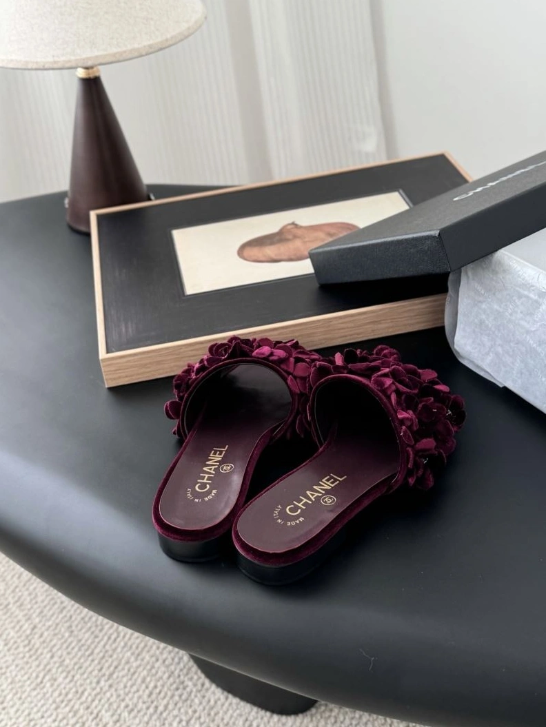 Practical Chxnxl Slippers 122499