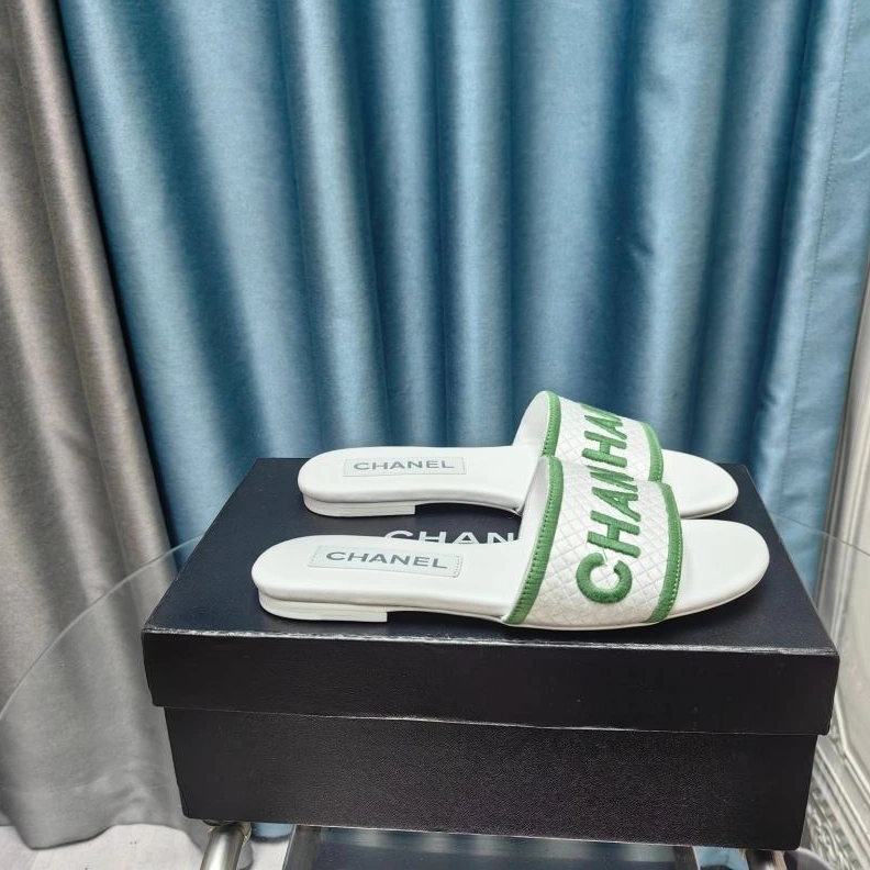Trendsetting Chxnxl Slippers 122447